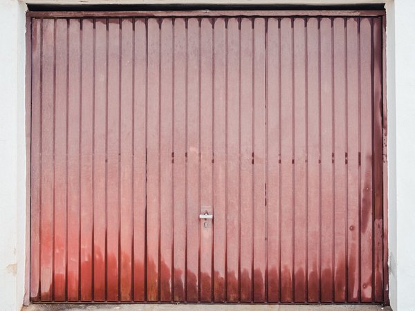 Quels sont les étapes clés pour installer un carport fermé, et quelles considérations doivent être prises en compte ?