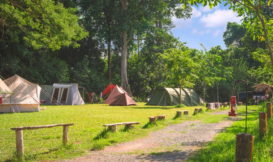 Peut-on trouver des emplacements ombragés au camping à Aubenas ?